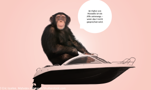 Affe sitzt in einem Boot