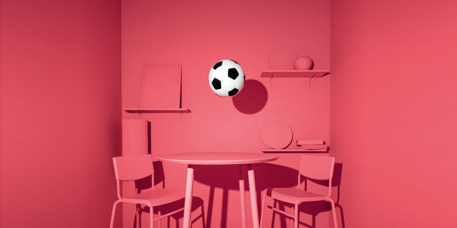Fußball in einem rosa Zimmer