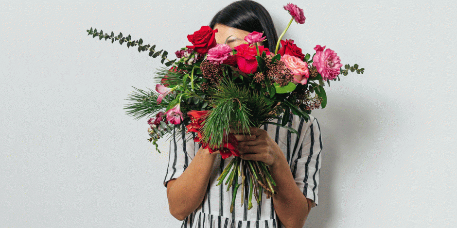 Frau mit Blumenstrauß