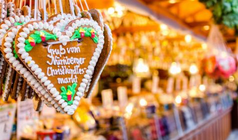 Lebkuchenherzen auf Weihnachtsmarkt in Nürnberg