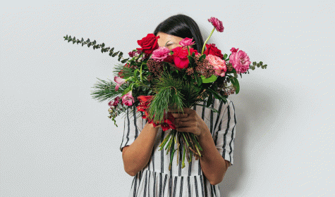 Frau mit Blumenstrauß